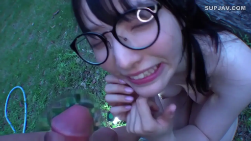 眼镜 · 脸部特写 · 第一视角 · 全裸 · 口交 · 跪姿 · 户外草地 · 眨眼微笑