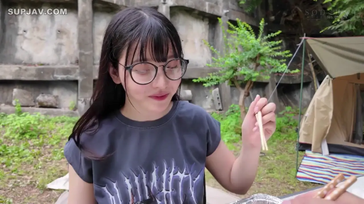 坐姿 · 筷子 · 脸部特写 · 自然 · 进食 · 露营 · 户外营地 · 灰色印花T恤