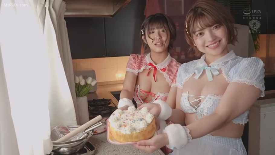 站立 · 展示 · 微笑 · 厨房 · 上半身 · 双人 · 情趣女仆装 · 蛋糕