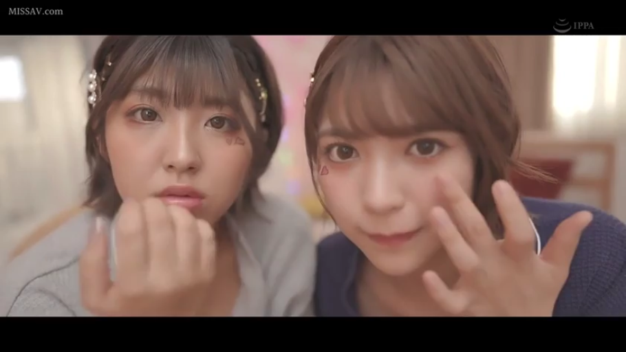 室内 · 脸部 · 凝视 · 针织衫 · 双人 · 无辜 · 前倾