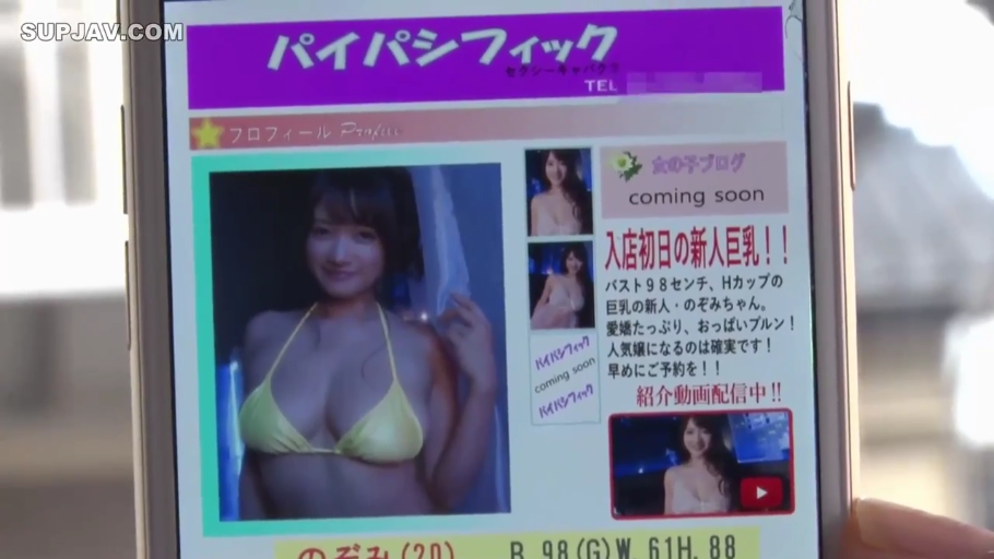 室内 · 展示 · 微笑 · 携帯電話 · 上半身特写 · 正面 · 黄色比基尼 · 网页内容