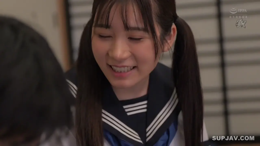 室内 · 交谈 · 微笑 · 面部特写 · 水手服 · 微俯身