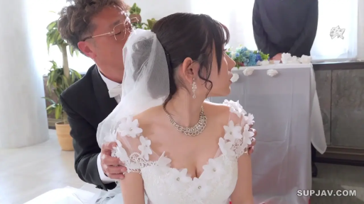 座り姿勢 · 胸部のクローズアップ · 平静 · ネックレス · 親昵 · ウェディングドレス · 礼堂 · 婚礼