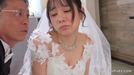 忧郁 · 项链 · 上半身特写 · 侧坐 · 倾听 · 男伴 · 蕾丝婚纱 · 婚庆室内