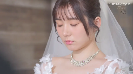 坐姿 · 中景 · 沙发 · 微笑 · 面对镜头 · 客厅 · 粉色衬衫 · 淑女风