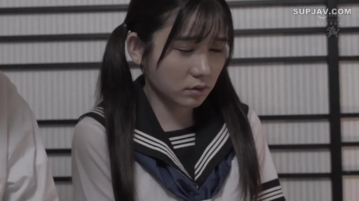 室内 · 低头 · 面部特写 · 水手服