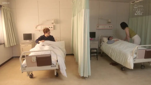 室内 · 病房 · 日常服 · 躺卧 · 医疗器械 · 淡漠 · 非特写 · 休养