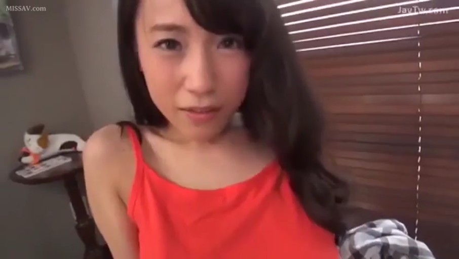 室內 · 臉部特寫 · 自然 · 正坐 · 注视镜头 · 红色背心 · 百葉窗 · 黑长直