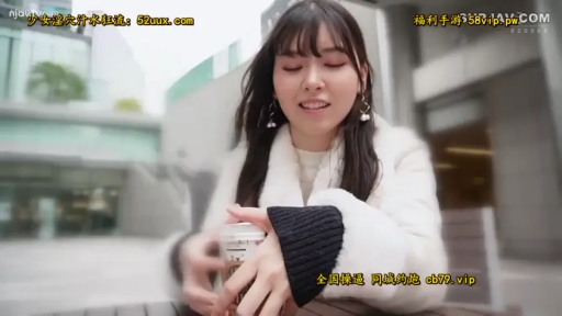 坐姿 · 微笑 · 半身特写 · 咖啡杯 · 街拍 · 白色毛绒外套 · 户外广场 · 手持杯子