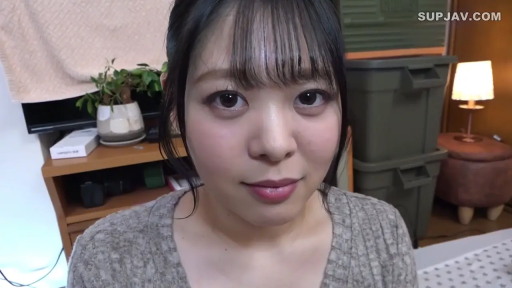 坐姿 · 卧室 · 闭眼 · 休闲装 · 接吻 · 上半身 · 情侣