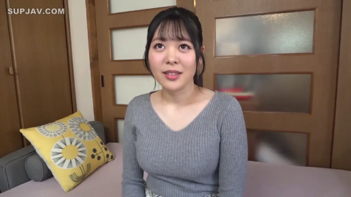 室内 · 座り姿勢 · 微笑 · 注視 · 抱枕 · 上半身特写 · グレー ニットセーター · 日本