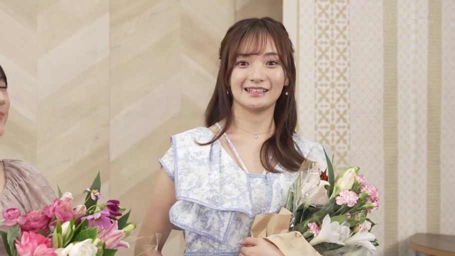 室内 · 站立 · 微笑 · 上半身 · 长发 · 鲜花 · 碎花无袖连衣裙 · 抱着花束