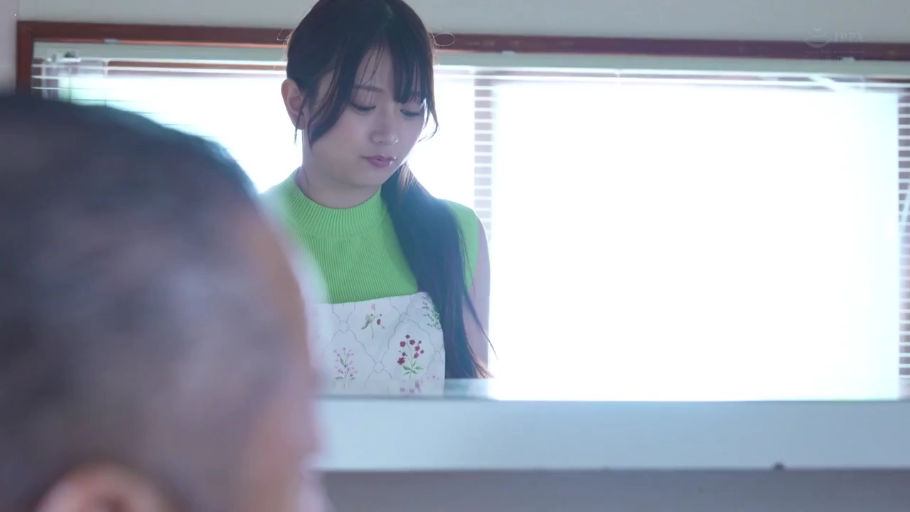 厨房 · 站立 · 平静 · 围裙 · 人物中景 · 前景模糊 · 绿色上衣与碎花围裙 · 低头互动