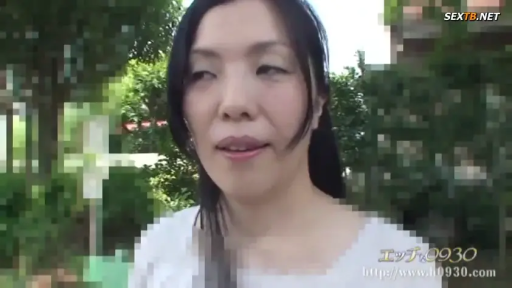 顔部のクローズアップ · 站立 · 自然 · 白い上着 · 交流 · 屋外 · 亚洲熟女