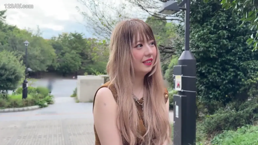 坐姿 · 半身 · 公园 · 棕色无袖上衣