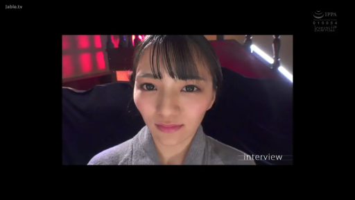 室内 · 坐姿 · 脸部特写 · 平静 · 采访 · 灰色浴袍 · 齐刘海