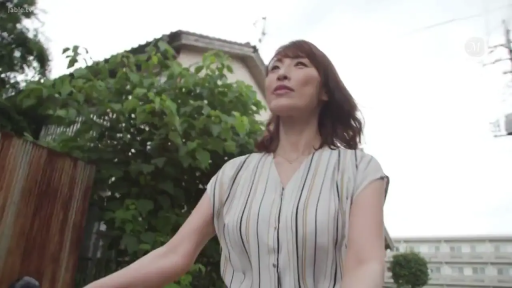 站姿 · 行走 · 民宅旁 · 户外 · 平淡 · 仰拍中景 · 条纹短袖衬衫