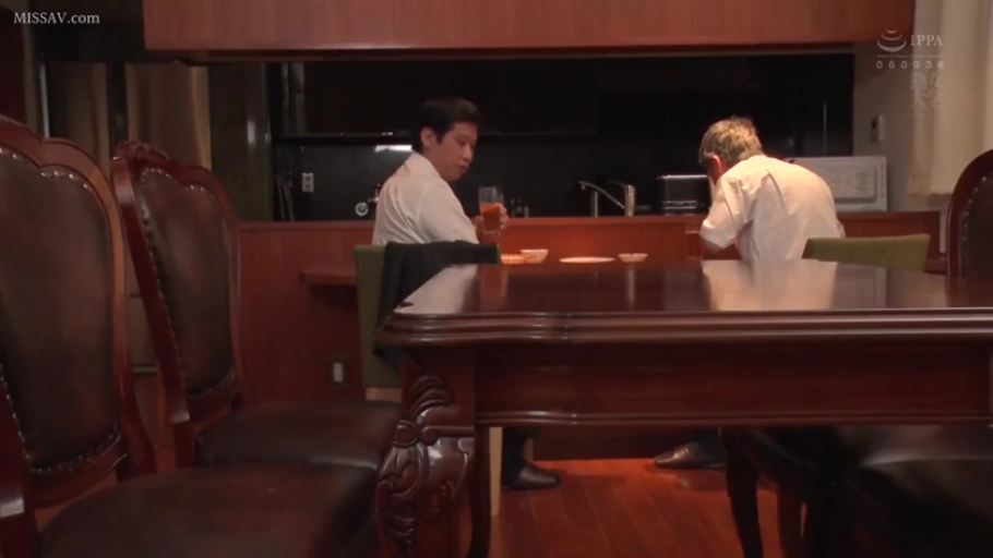 坐姿 · 严肃 · 远景 · 衬衫 · 餐厅 · 饮酒 · 玻璃杯 · 中年男性