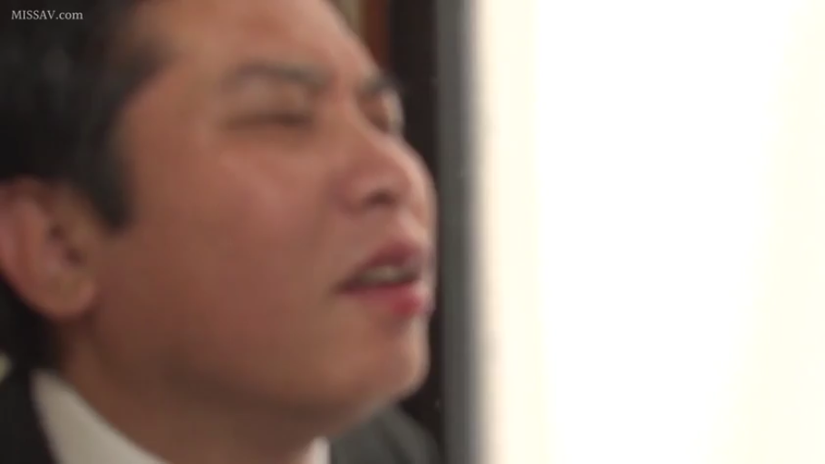 室内 · 脸部特写 · 仰头 · 西装