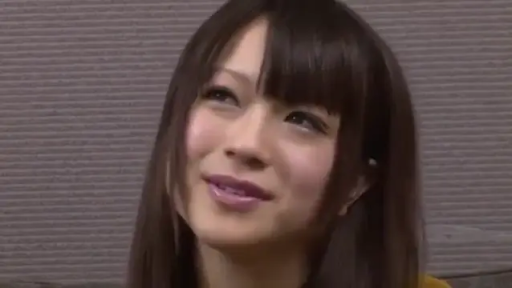 室内 · 坐姿 · 交谈 · 脸部特写 · 微笑 · 长发 · 黄色上衣