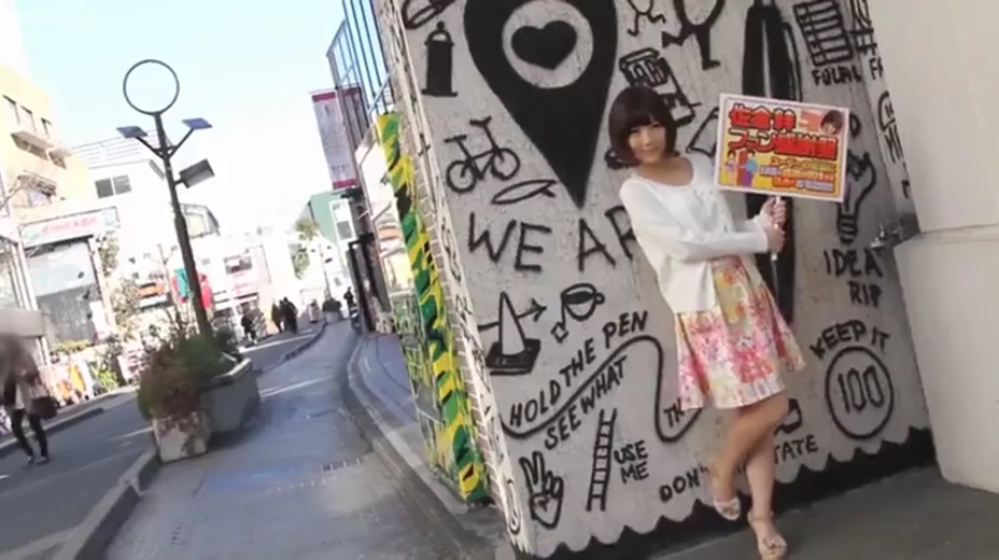 Whole body · Stand · Smile · Floral dress · Outdoor street · 拿牌子