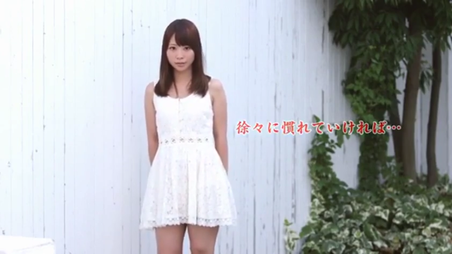 全身 · 站立 · 平静 · 面对镜头 · 户外 · 日文字幕 · 白色无袖连衣裙