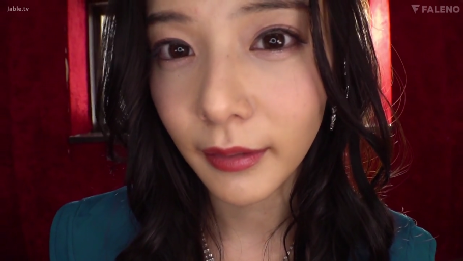 室内 · 脸部特写 · 平静 · 注视镜头 · 正面 · 蓝色连衣裙