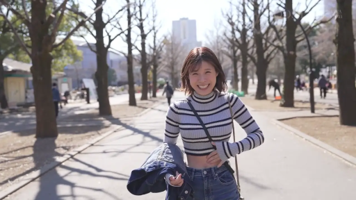 站立 · 全景 · 面对镜头 · 相机 · 条纹高领毛衣 · 灿烂 · 街拍 · 公园大道