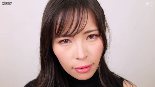 高冷 · 面部特寫 · 注视镜头 · 攝影棚 · 微侧 · 黑色高领衫 · 精致妆容