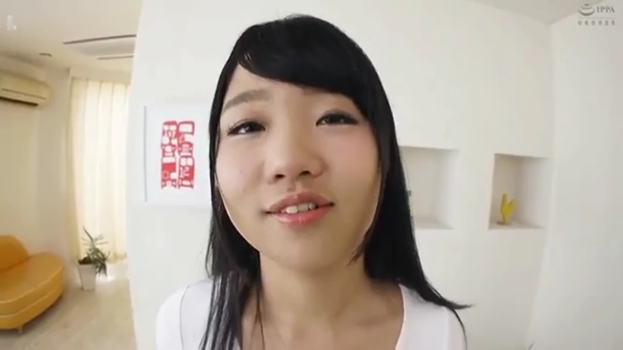 室内 · 脸部特写 · 微笑 · 白色上衣 · 凝视 · 正对镜头 · 黑发