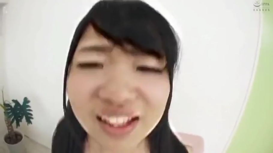 室内 · 脸部特写 · 黑色衣服 · 凑向镜头