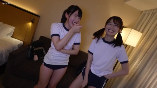 面部 · 站立 · 酒店房间 · 台灯 · 双人 · 大笑 · 开心 · 运动服