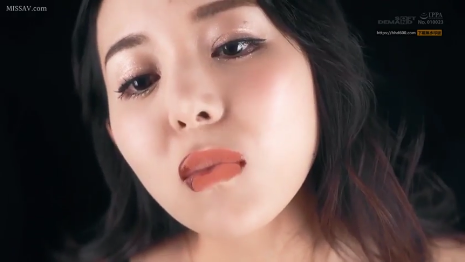 Close-up of the face · 黑色背景 · 裸肩