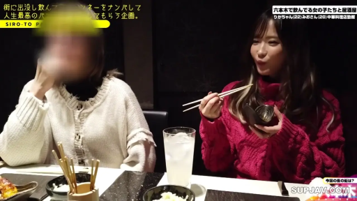 坐姿 · 半身 · 剧情 · 针织衫 · 餐厅 · 进食 · 筷子 · 正常