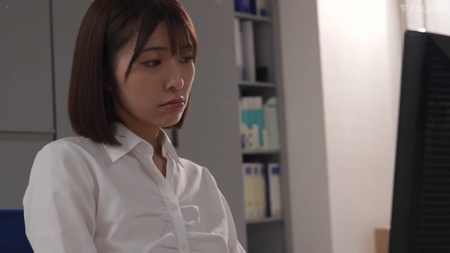 Sitting Posture · 专注 · 办公室 · 白衬衫 · Computer monitor · Gaze · 特写 · OL