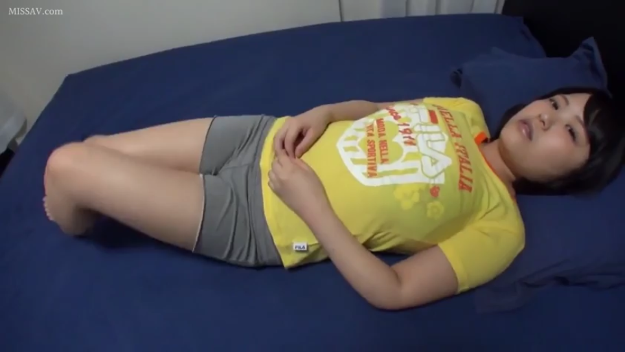 臥室 · 仰臥 · 黄色T恤