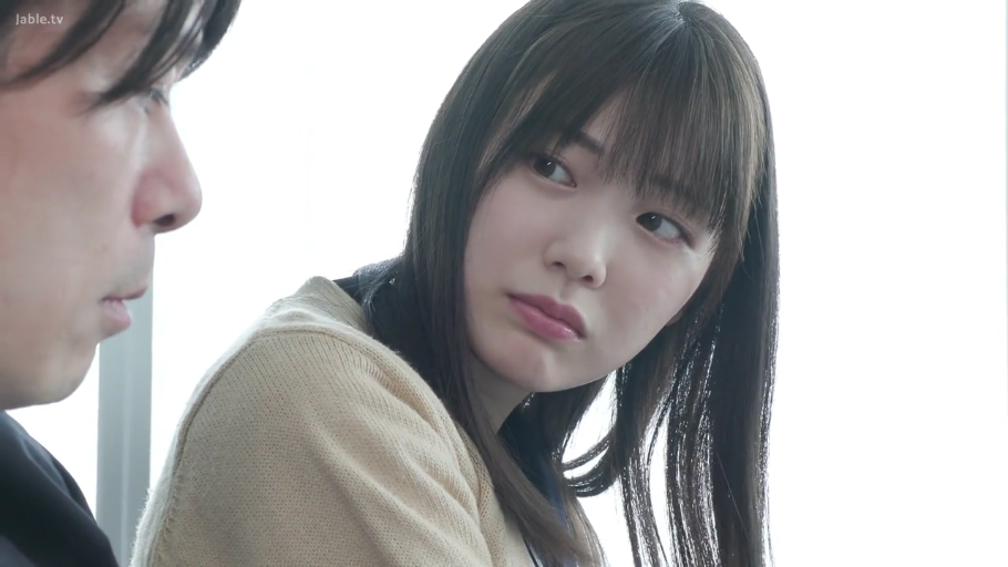 室内 · 委屈 · 脸部特写 · 剧情 · 凝视 · 针织衫 · 对坐