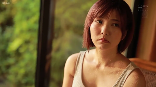 室内 · 坐姿 · 忧郁 · 半身特写 · 汗水 · 凝望 · 浅色背心