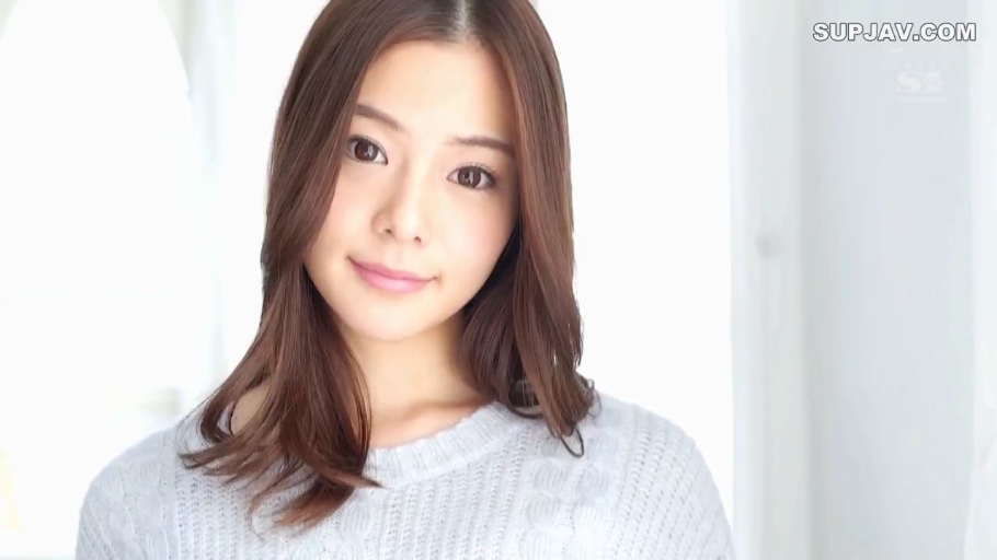 室内 · 微笑 · 面部特写 · 针织衫 · 注视镜头 · 长发 · 正面