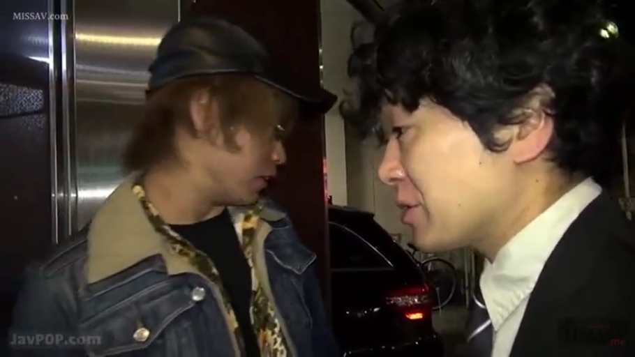 交谈 · 严肃 · 面部特写 · 户外 · 牛仔夹克 · 男性 · 面对面 · 汽车