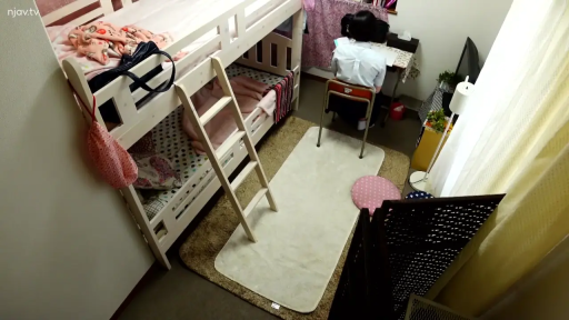 卧室 · 白衬衫 · 远景 · 俯拍 · 双层床 · 学习 · 背向坐姿