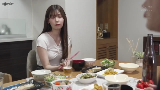 坐姿 · 面部 · 平静 · 白色上衣 · 餐厅 · 饮酒 · 日常 · 餐具