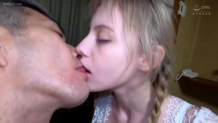 室内 · 脸部特写 · 闭眼 · 深吻 · 面对面 · 白色蕾丝衣 · 侧面视角 · 壁挂电话