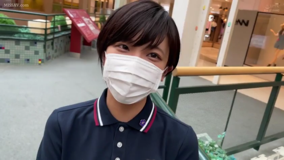 脸部特写 · 站立 · 微笑 · 对视 · 短发 · 口罩 · 商场 · 翻领短袖Polo衫