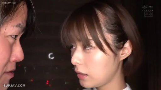 室内 · 严肃 · 脸部特写 · 白色上衣 · 对视 · 凝视 · 侧脸