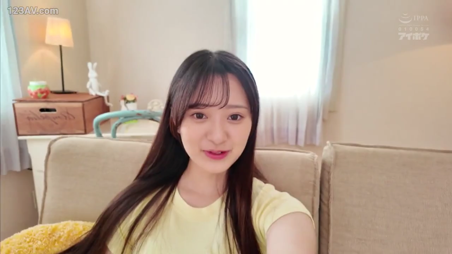 室内 · 座り姿勢 · ソファ · 微笑 · カメラに向かって · 半身 · 长发 · 黄色T恤