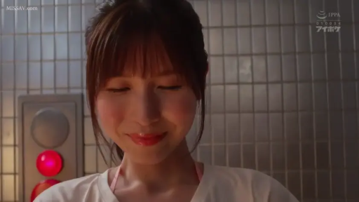 室内 · 站立 · 羞涩 · 微笑 · 面部特写 · 中近景 · 白色T恤 · 控制面板