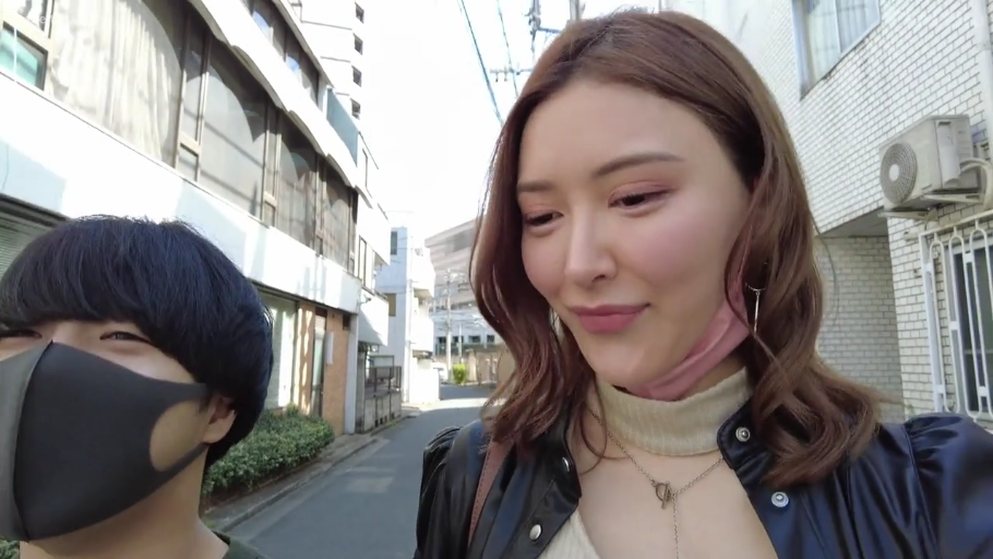 坐姿 · 全身 · 平静 · 长袖上衣 · 客厅 · 访谈 · 瓶装水 · 素人