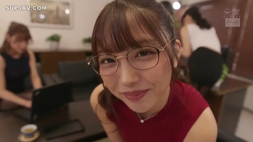 Bend over · Glasses · Close-up of the face · 办公室 · Smile · Stare · Workplace · 红色背心