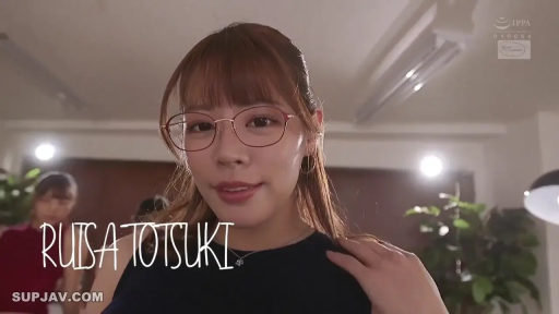 室内 · 面部 · 眼镜 · 字幕 · 站姿 · 微笑 · 凝视 · 黑色背心